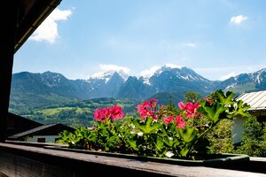 Ausblick mit Bergpanorama vom Balkon der Ferienwohnung Nr. 1 - Jennerblick - im Gästehaus Frauendorf 