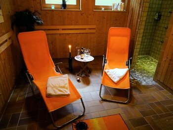 Unser Wellnessbereich mit Sauna, Infrarotkabine, Dusche und Entspannungsliegen