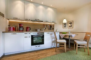 Einbauküche im Wohnraum der Ferienwohnung Nr. 2 im Gästehaus Frauendorf 