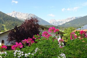 Ausblick mit Bergpanorama vom Balkon der Ferienwohnung Nr. 5 im Gästehaus Frauendorf 