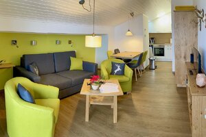 Wohnraum der neu renovierten Ferienwohnung Nr. 5 im Gästehaus Frauendorf 