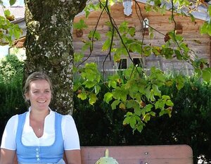 Brotzeit- und Grillplatz unter unserer Kastanie für unsere Gäste im Garten