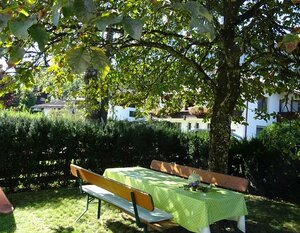 Relaxliegen und Brotzeit- und Grillplatz unter unserer Kastanie für unsere Gäste im Garten