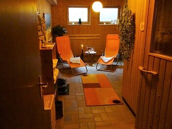 Unser Wellnessbereich mit Sauna, Infrarotkabine, Dusche und Entspannungsliegen