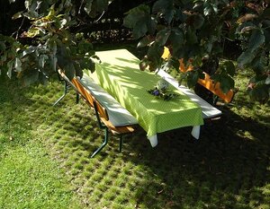 Brotzeit- und Grillplatz unter unserer Kastanie für unsere Gäste im Garten
