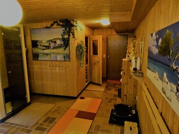 Unser Wellnessbereich mit Sauna, Infrarotkabine, Dusche und Entspannungsliegen