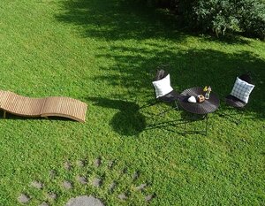 Entspannungsliege und kleine Sitzgruppe für unsere Gäste im Garten