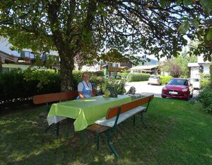 Brotzeit- und Grillplatz unter unserer Kastanie für unsere Gäste im Garten