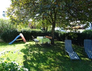 Relaxliegen und Brotzeit- und Grillplatz unter unserer Kastanie für unsere Gäste im Garten
