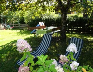 Relaxliegen und Brotzeit- und Grillplatz unter unserer Kastanie für unsere Gäste im Garten