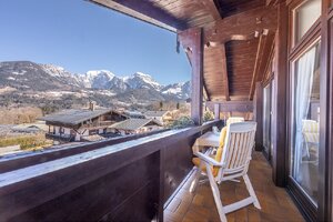 Ausblick mit Bergpanorama vom Balkon der Ferienwohnung Nr. 6 im Gästehaus Frauendorf
