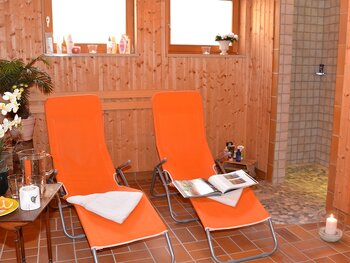 Unser Wellnessbereich mit Sauna, Infrarotkabine, Dusche und Entspannungsliegen