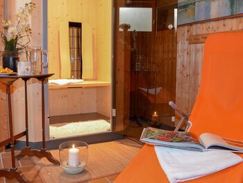 Unser Wellnessbereich mit Sauna, Infrarotkabine, Dusche und Entspannungsliegen